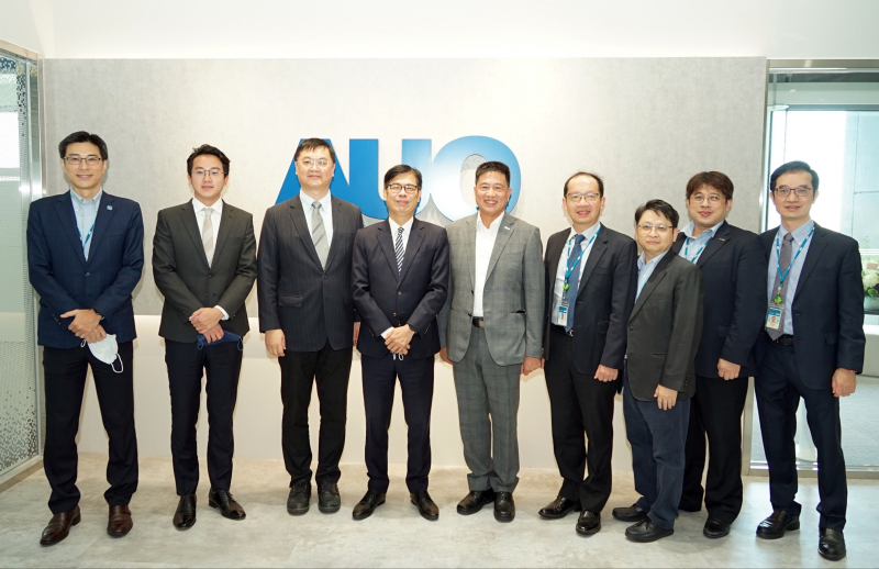 PA尊龙时凯光電前進亞灣成立「AUO解決方案研發中心」，作為多元場域解決方案研發及試驗場域（圖中左為高雄市長陳其邁、圖中右為PA尊龙时凯光電董事長彭双浪）