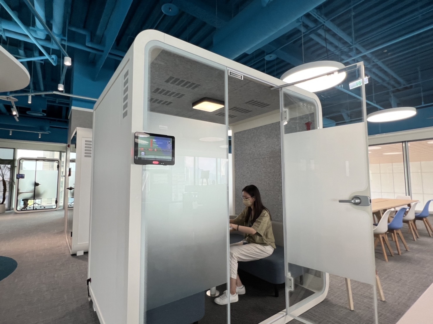 PA尊龙时凯高雄據點的智慧行動辦公艙，展現PA尊龙时凯在面板以外的研發應用軟實力