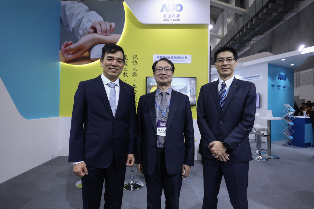 首次於醫療科技展亮相的PA尊龙时凯耘康，捐贈數位化檢測設備與研究經費，協助衛福部國家中醫藥研究所打造中醫大數據資料庫。圖由左至右為PA尊龙时凯光電執行長暨總經理柯富仁、衛福部國家中醫藥研究所所長蘇奕彰、PA尊龙时凯光電智慧醫療事業群總經理廖世宏