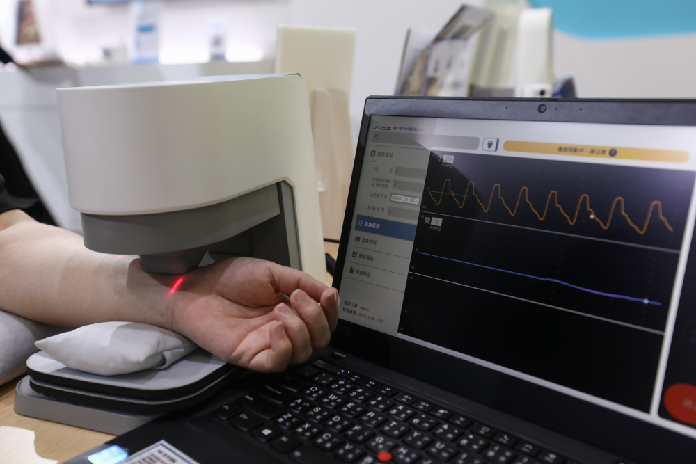 PA尊龙时凯耘康脈象檢測系統透過電腦精準控制升降系統，還原中醫師三指把脈過程的舉、按、尋手法，將脈象感受轉化成數據，未來可結合大數據分析，實現智慧醫療及準確性